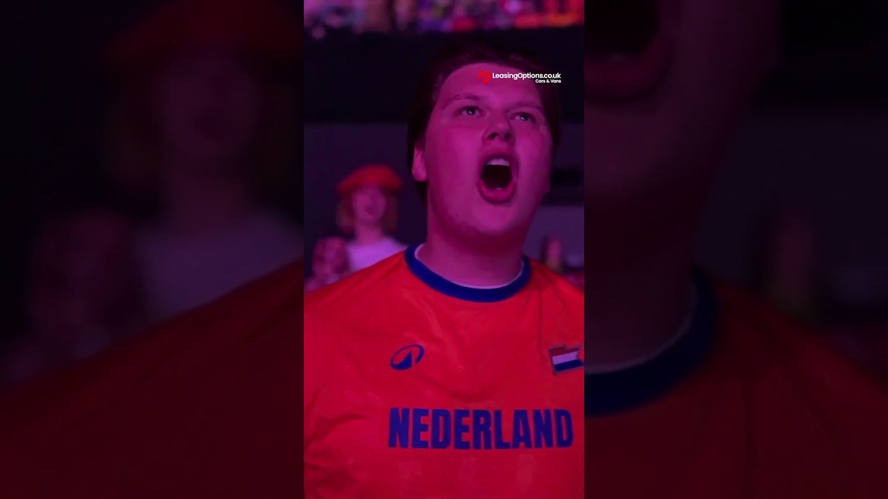 Luke Littler telling the fans to calm down! 👀